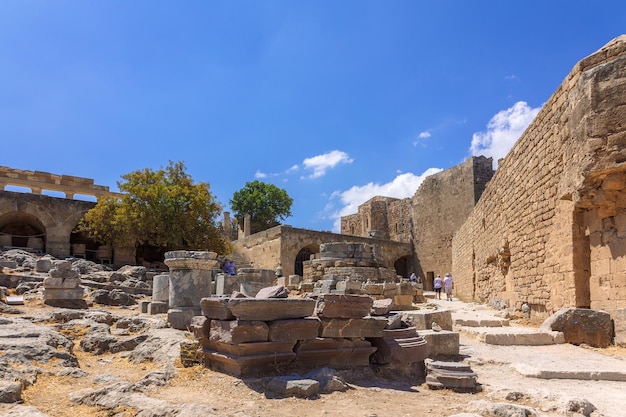 Foto vista panorámica de las ruinas de la antigua ciudad de lindos en la colorida isla de rodas grecia atracción turística famosa antiguo templo arquitectura griega