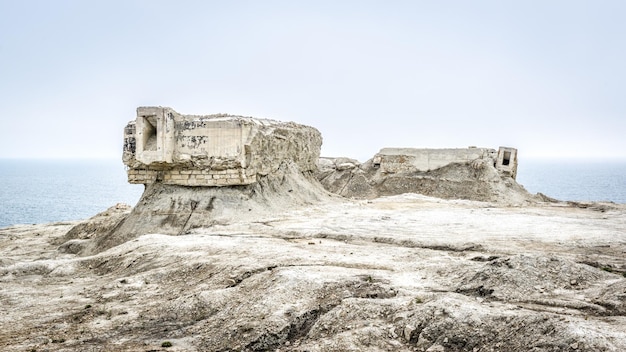 Vista panorámica de las ruinas en la costa desierta de Crimea