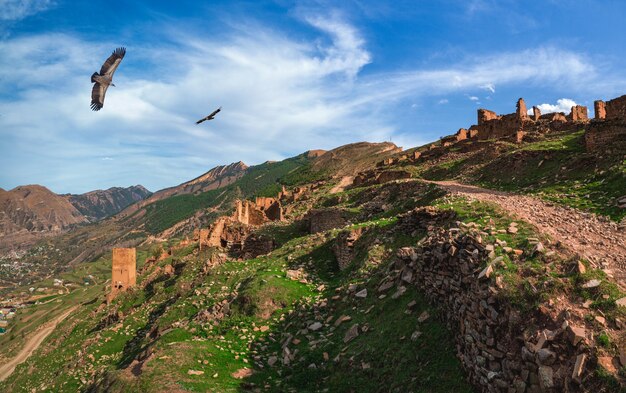 Vista panorámica de las ruinas y torres del fantasma aul Goor en Daguestán en la luz del atardecer. Rusia.