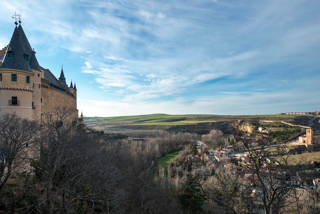 Vista panorámica de la salida de Segovia en España desde la fortaleza gótica de esa ciudad