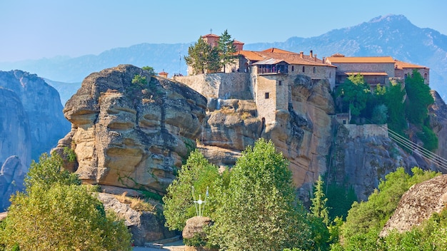 Vista panorámica del Santo Monasterio de Varlaam en la cima del acantilado en Meteora por la mañana, Grecia - paisaje griego