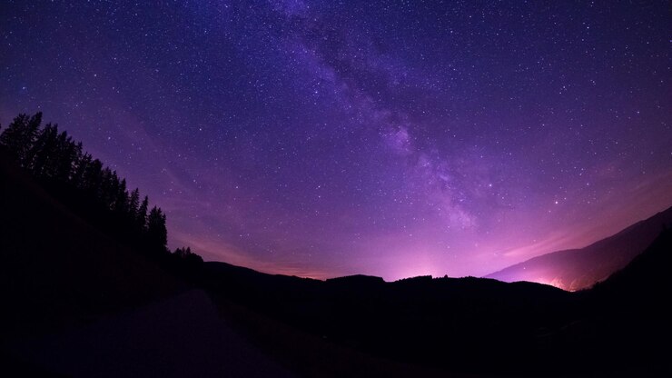 Vista panorámica de la silueta de la montaña contra el campo de estrellas