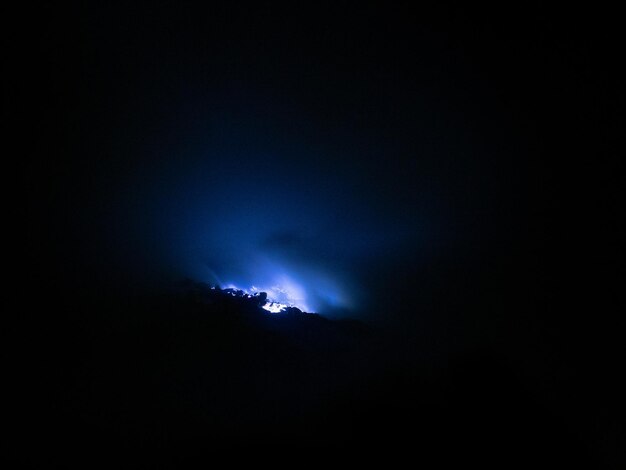 Foto vista panorámica de la silueta de la montaña contra el cielo por la noche