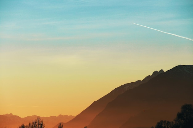 Vista panorámica de las siluetas de las montañas contra el cielo al atardecer