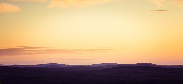 Foto vista panorámica de las siluetas de las montañas contra el cielo durante la puesta de sol