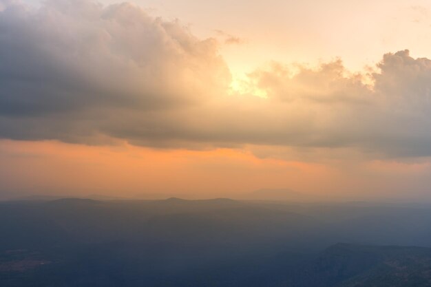 Foto vista panorámica de las siluetas de las montañas contra el cielo durante la puesta de sol