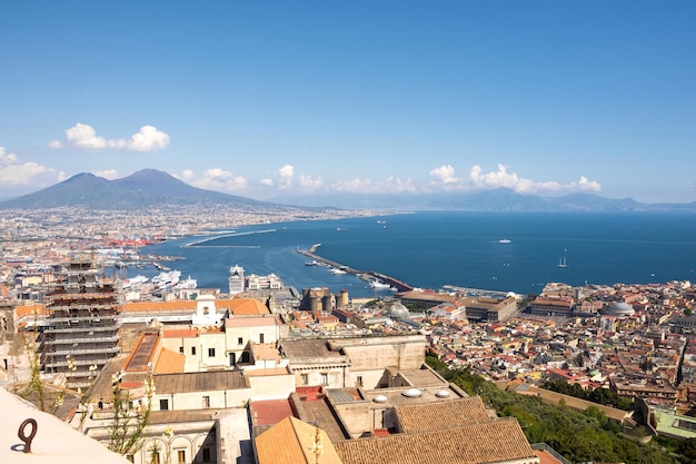 Vista panorâmica sobre a cidade de nápoles e o vesúvio ao fundo vista de um ponto alto a parte costeira de nápoles