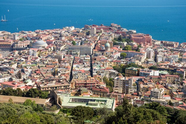 Vista panorâmica sobre a cidade de Nápoles Vista de um ponto alto A parte costeira de Nápoles