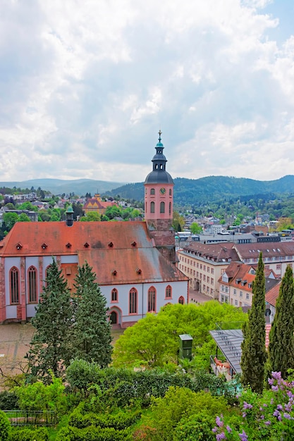 Vista panorâmica sobre a igreja Stiftskirche de Baden-Baden e a cidade. Baden-Baden é uma cidade termal. Está situado em Baden-Wrttemberg, na Alemanha. Sua igreja é chamada Stiftskirche.