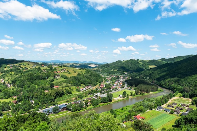 Vista panorâmica sobre a paisagem pitoresca de Beskid Sadecki na Polônia