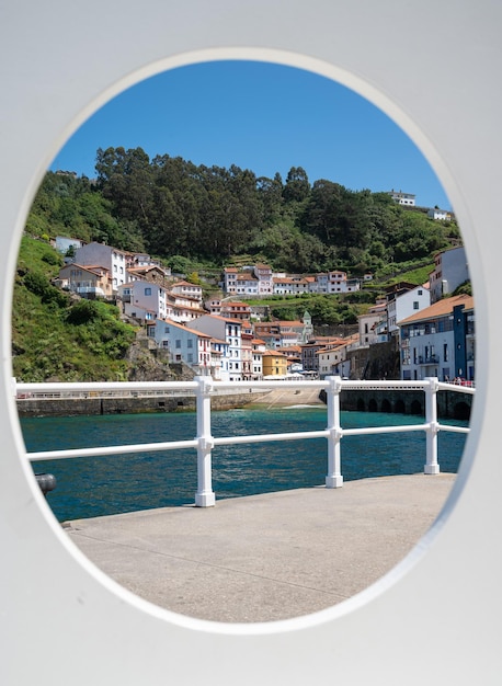 Vista panorâmica sobre a vila costeira de Cudillero Asturias Espanha