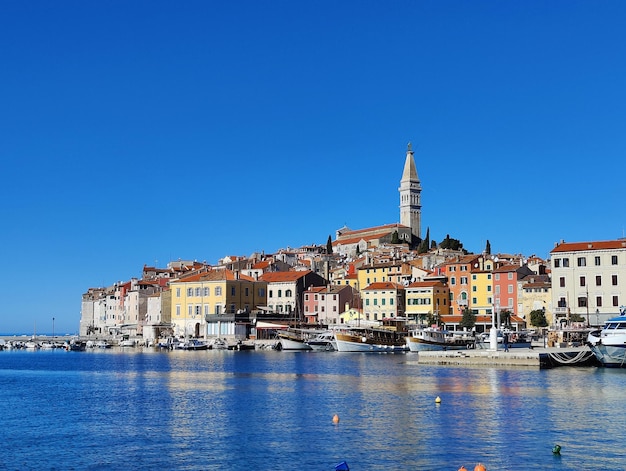 Vista panorámica sobre el casco antiguo de rovinj desde el puerto de la península de istria, croacia