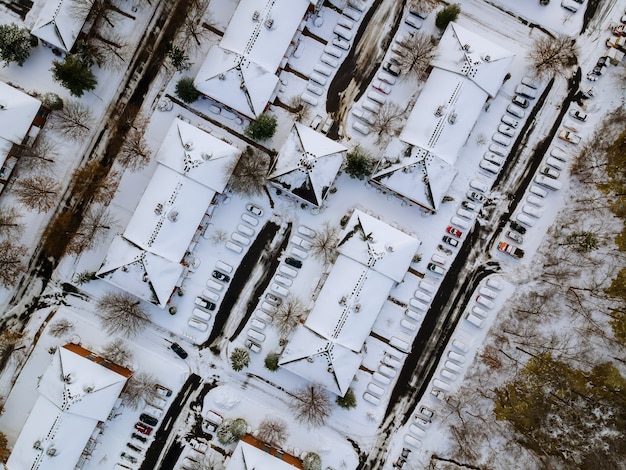 Vista panorámica sobre el complejo de apartamentos del distrito residencial cubierto de nieve día de invierno