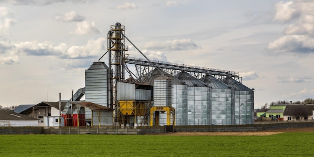 Vista panorámica sobre el elevador de granero de silos agrícolas en la planta de fabricación de agroprocesamiento para el procesamiento de secado, limpieza y almacenamiento de productos agrícolas, harina, cereales y granos