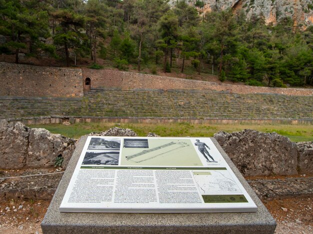 Vista panorámica sobre el estadio antiguo de Delphic en Delphi Grecia