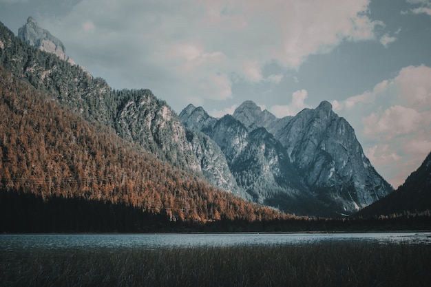 Vista panorámica sobre el lago braies, italia