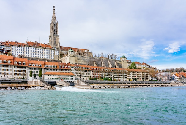 Vista panorámica sobre el magnífico casco antiguo de Berna, capital de Suiza