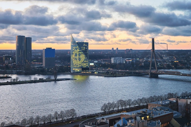 Vista panorâmica sobre o centro de Riga e a ponte Vansu sobre o rio Daugava ao pôr do sol no inverno