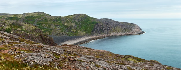 Vista panorâmica sobre o costão rochoso do mar de Barents. Península de Kola, Ártico