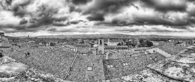 Vista panorâmica sobre os telhados de Gubbio, uma das mais belas cidades medievais da Itália central