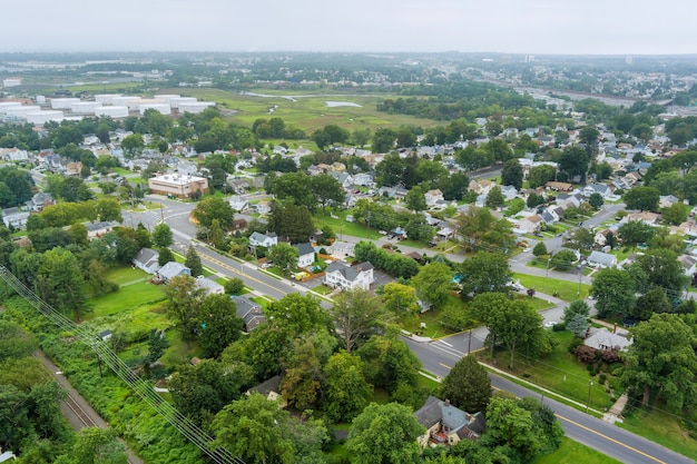 Vista panorámica sobre el paisaje de la pequeña ciudad suburbio casas zona para dormir casas en el techo en Woodbridge, Nueva Jersey, EE.UU. cerca del tanque industrial de la refinería de petróleo