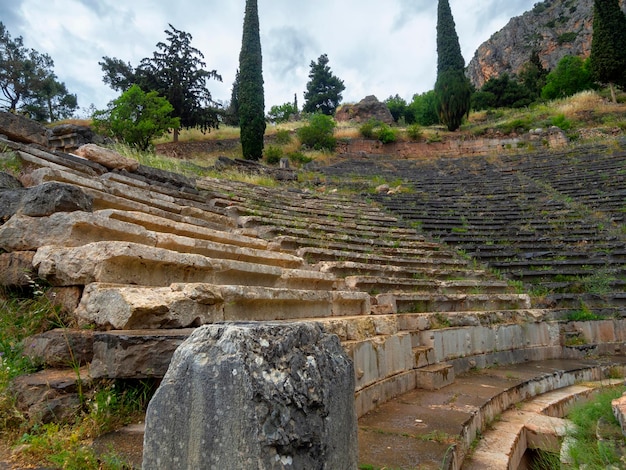 Vista panorámica sobre el teatro antiguo en Delphi contra el fondo de las montañas en Grecia