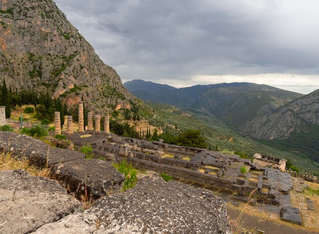 Vista panorámica sobre el Templo de Apolo en Delfos contra el fondo de las montañas en Grecia