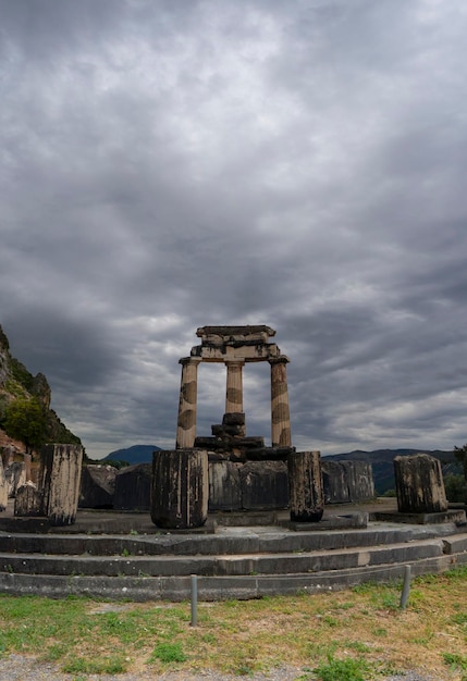 Vista panorámica sobre el Templo Atenea Pronaia entre las montañas de Delfos