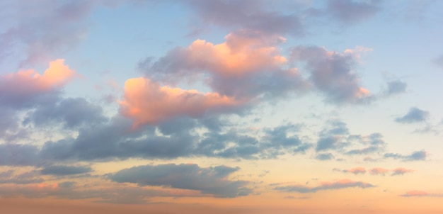 Vista panorámica de Sunset Sunrise Sundown Sky con nubes coloridas sin ningún pájaro largo panorama recortarlo