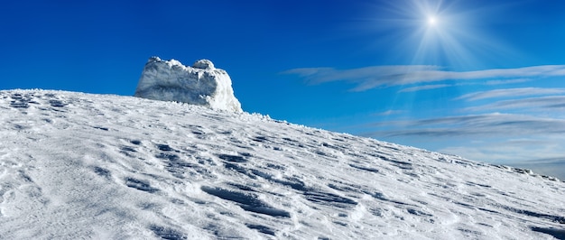 Vista panorâmica superior do inverno no céu azul ensolarado