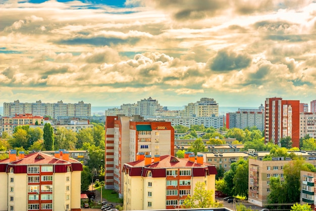 Vista panorámica superior de una moderna zona residencial en la ciudad de Penza