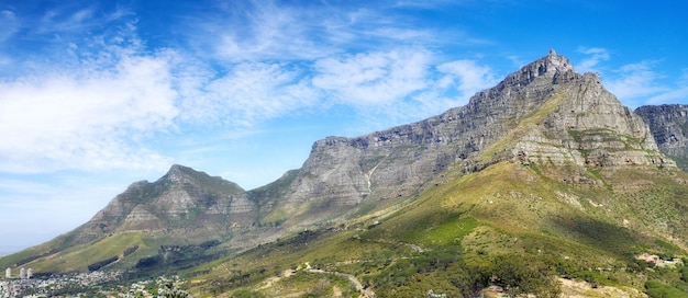 Vista panorámica de Table Mountain contra un cielo azul nublado con copyspace Vibrante paisaje hermoso de la naturaleza Un lugar popular en Ciudad del Cabo para viajes de senderismo y aventura