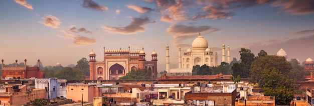 Vista panorámica del Taj Mahal sobre los tejados de Agra