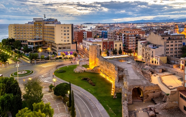 Vista panorámica de Tarragona con murallas romanas, España