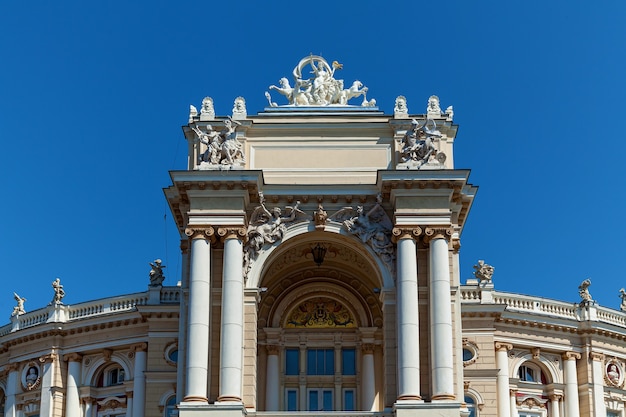 Vista panorámica del teatro más antiguo de Odessa con elementos bellamente decorados