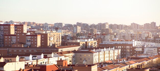 Vista panorámica de los tejados de una ciudad. Madrid, España. Espacio para texto.