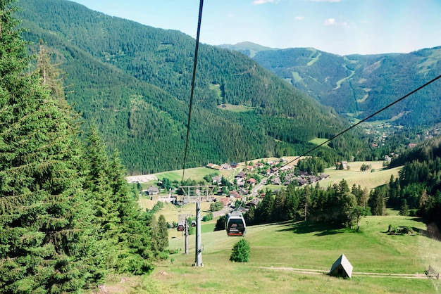 Vista panorámica con teleféricos en montañas y cielo azul en Bad Kleinkirchheim, Carintia de Austria. Colinas austriacas y valles verdes. Paisaje natural al aire libre en verano. enfoque selectivo
