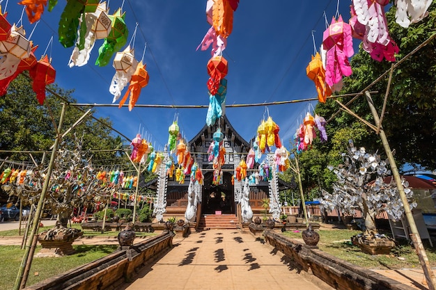 Vista panorámica del templo colgado por el edificio contra el cielo