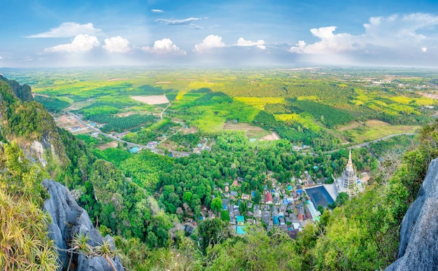 Vista panorámica desde el Templo de la Cueva del Tigre hasta el campo asiático y la Pagoda Tham Sua. Krabi, Tailandia