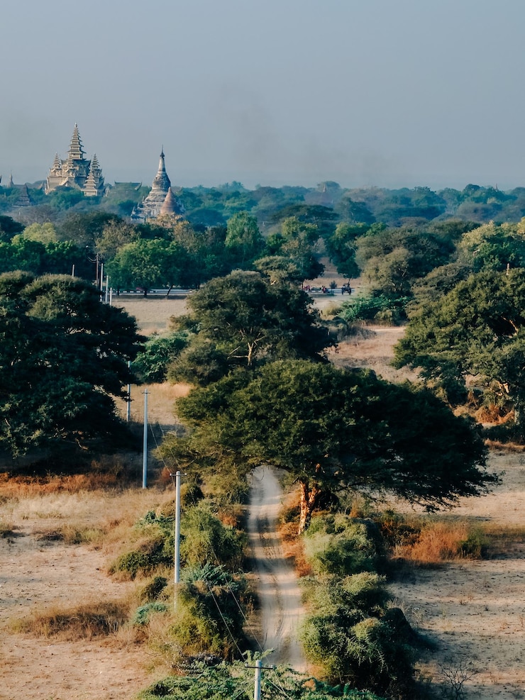 Foto vista panorámica del templo por el edificio contra el cielo