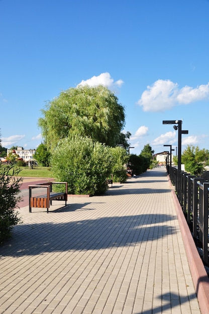 Vista panorámica del terraplén. Terraplén del río Desna. Día soleado de verano en la ciudad. Bryansk, Rusia.