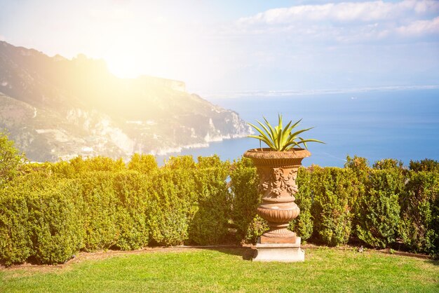 Vista panorámica de una terraza con jardín en Ravello con vistas a la costa del mar de Amalfi Italia paisaje panorámico