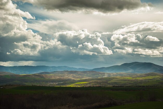 Foto vista panorámica de la tierra y las montañas contra el cielo