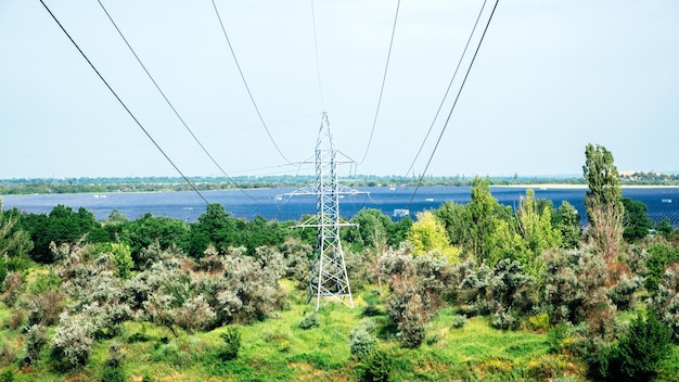 Vista panorámica de la torre de alto voltaje en la estación de paneles solares backgtound energía solar solar en energía eléctrica