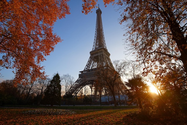 Vista panorámica de la Torre Eiffel y el parque Champ de Mars en un hermoso y colorido día de otoño en París, Francia