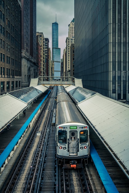 Vista panorámica del tren elevado en Chicago