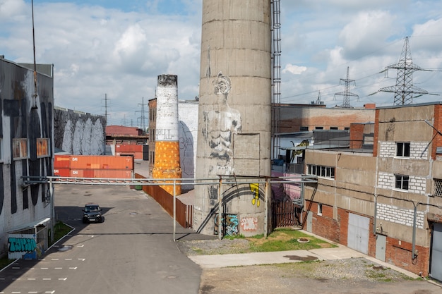 Vista panorámica de las tuberías de la fábrica con graffiti.