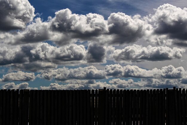 Foto vista panorámica de la valla de silueta contra el cielo