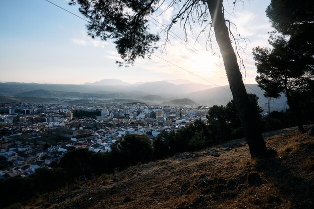 Vista panorámica de un valle al amanecer con la ciudad de Jaén España al fondo