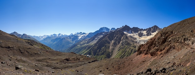 Vista panorámica del valle de la montaña cerca de Elbrus en el norte del Cáucaso